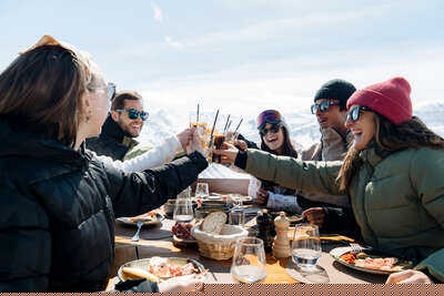 Freunde auf einer hochgelegenen Terrasse in Tignes